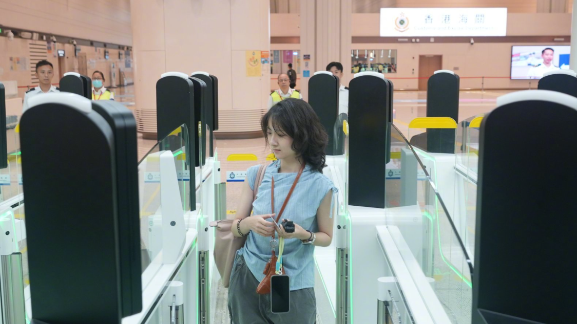 新皇崗口岸｜一名在香港返通宵班，準備返回深圳的「00後」中山女子黃夢臻幸運成為使用自助通關「北上第一人」。(網上圖片)