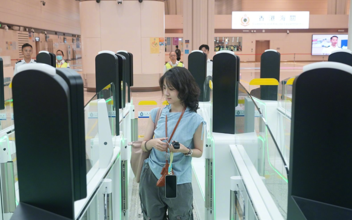新皇崗口岸|一名在香港返通宵班,準備返回深圳的「00後」中山女子黃夢臻幸運成為使用自助通關「北上第一人」。(網上圖片)