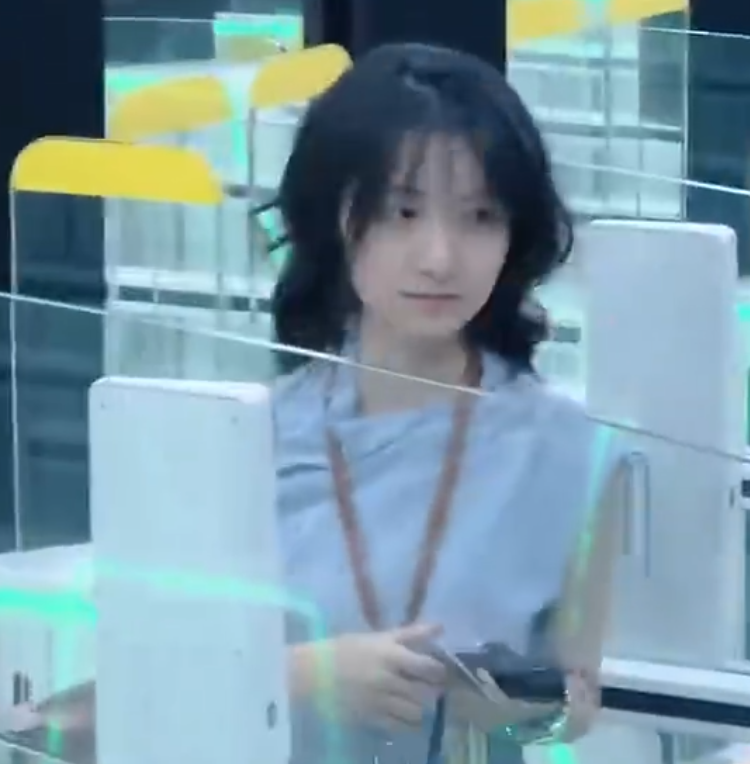 新皇崗口岸|一名在香港返通宵班,準備返回深圳的「00後」中山女子黃夢臻幸運成為使用自助通關「北上第一人」。(影片截圖)