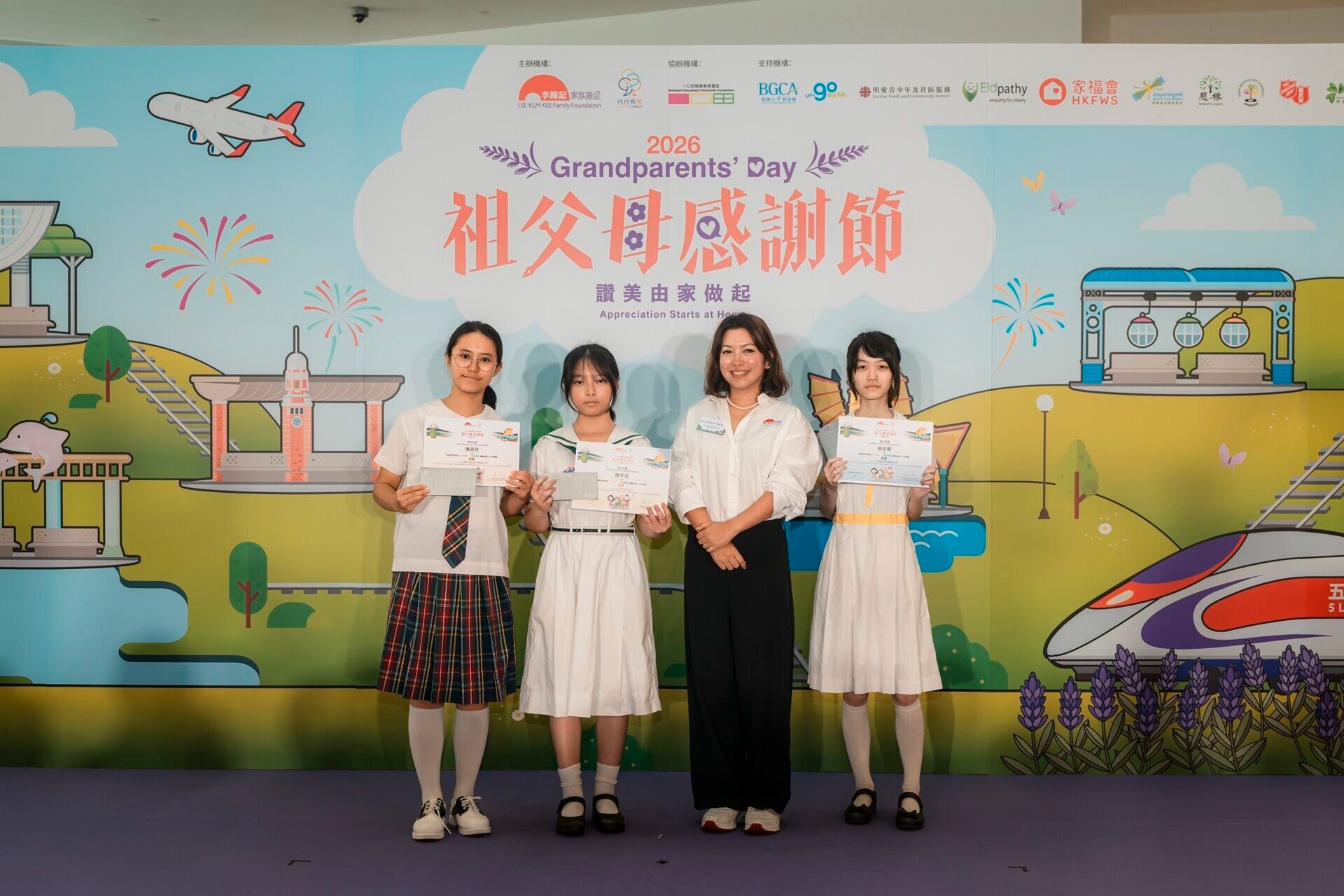 Ms Chaturada Dhanasobhon and Secondary School winners