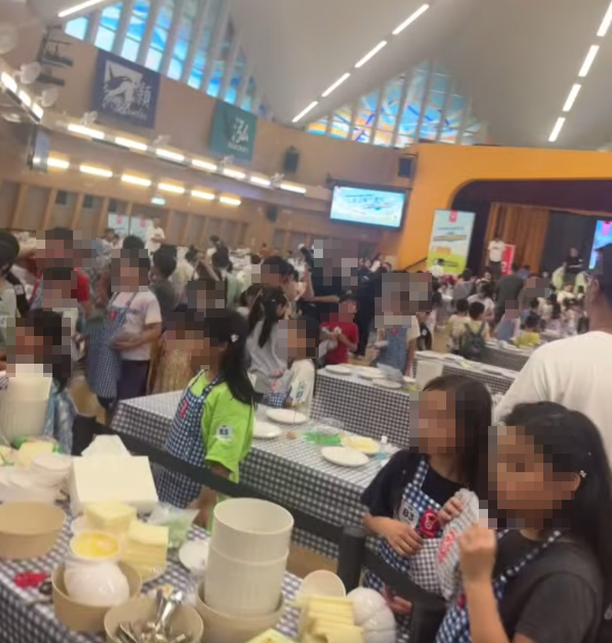 嘉頓為慶祝創立100周年在灣仔聖公會鄧肇堅中學舉行「最大規模的三文治製作課程」世界紀錄挑戰,活動結束後現場出現混亂,有家長爭先恐後接走子女,場地大門遭破壞,導致門柄脫落。(Threads)