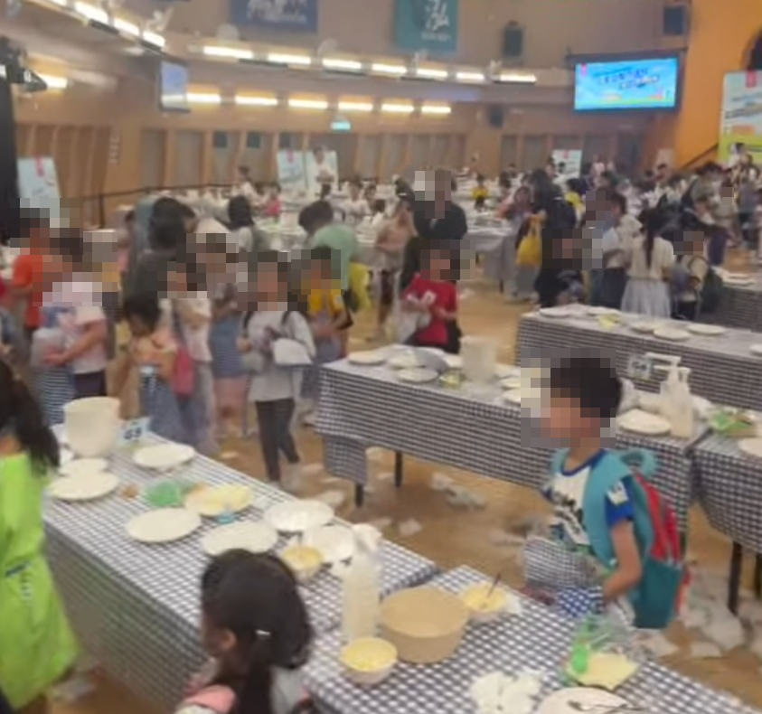嘉頓為慶祝創立100周年在灣仔聖公會鄧肇堅中學舉行「最大規模的三文治製作課程」世界紀錄挑戰,活動結束後現場出現混亂,有家長爭先恐後接走子女,場地大門遭破壞,導致門柄脫落。(Threads)
