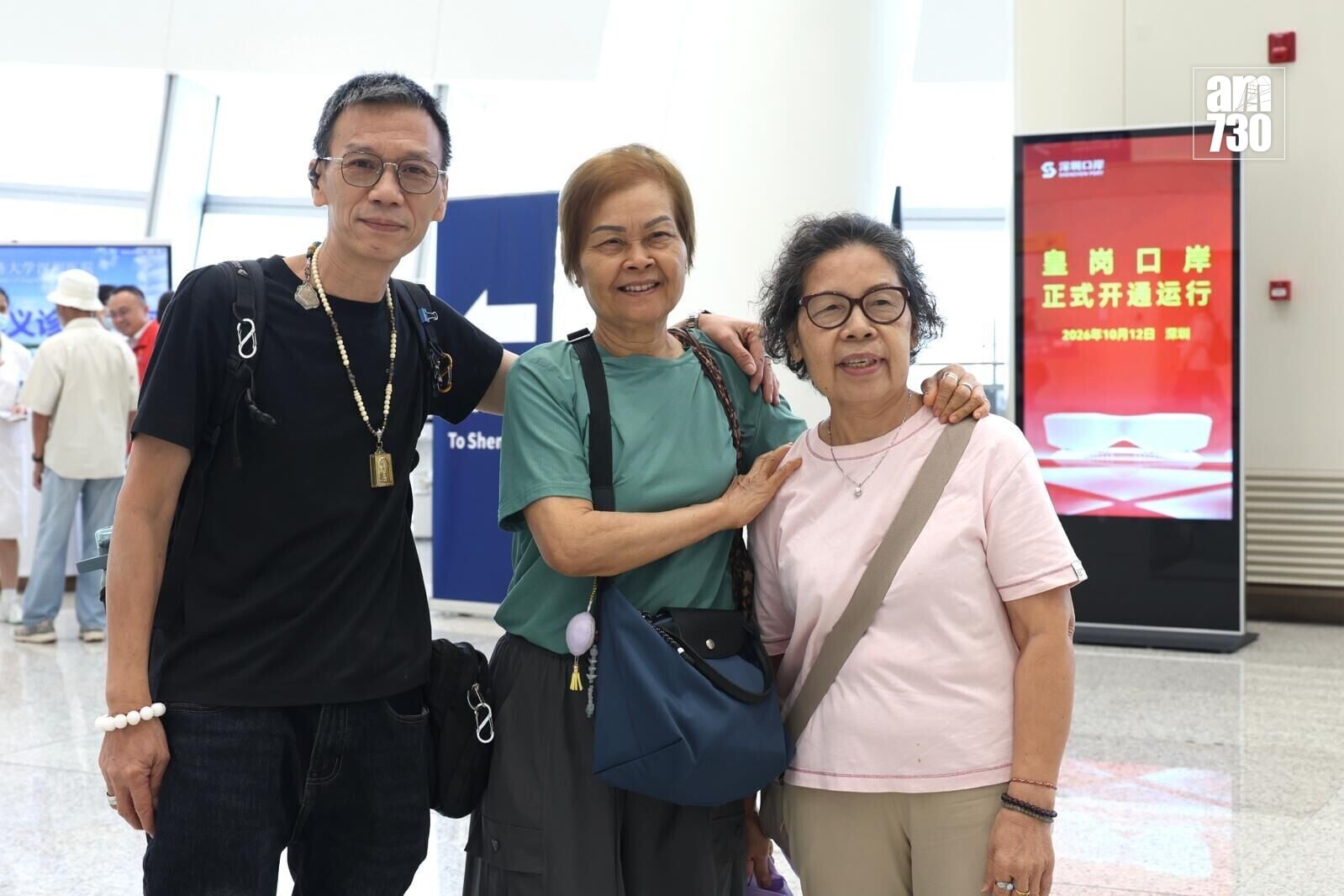 阿國(左一)指未來會視乎出行地點靈活選擇關口。(周令知攝)