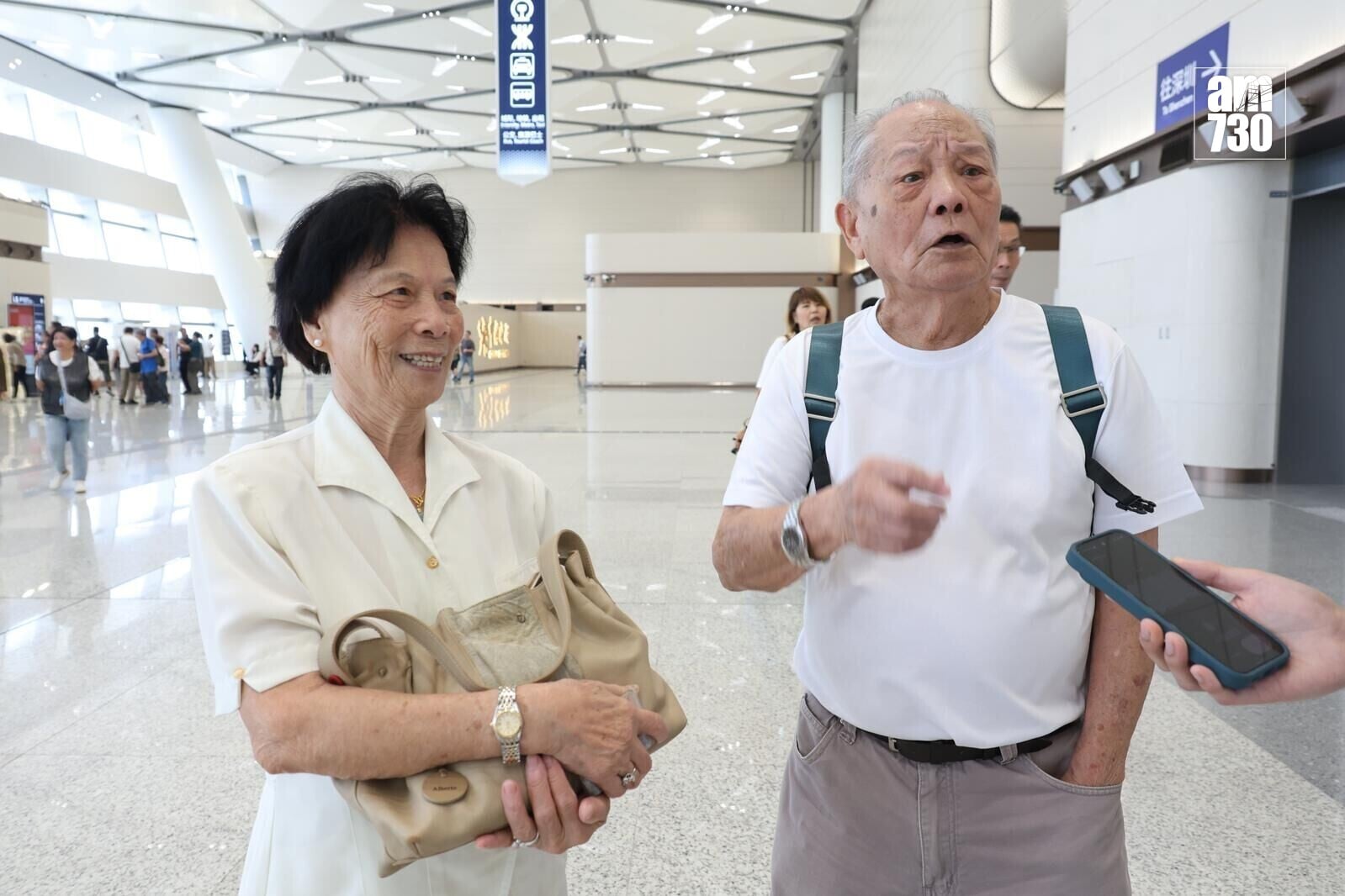 張先生與張太太大讚新皇崗口岸硬件配套高分。(周令知攝)