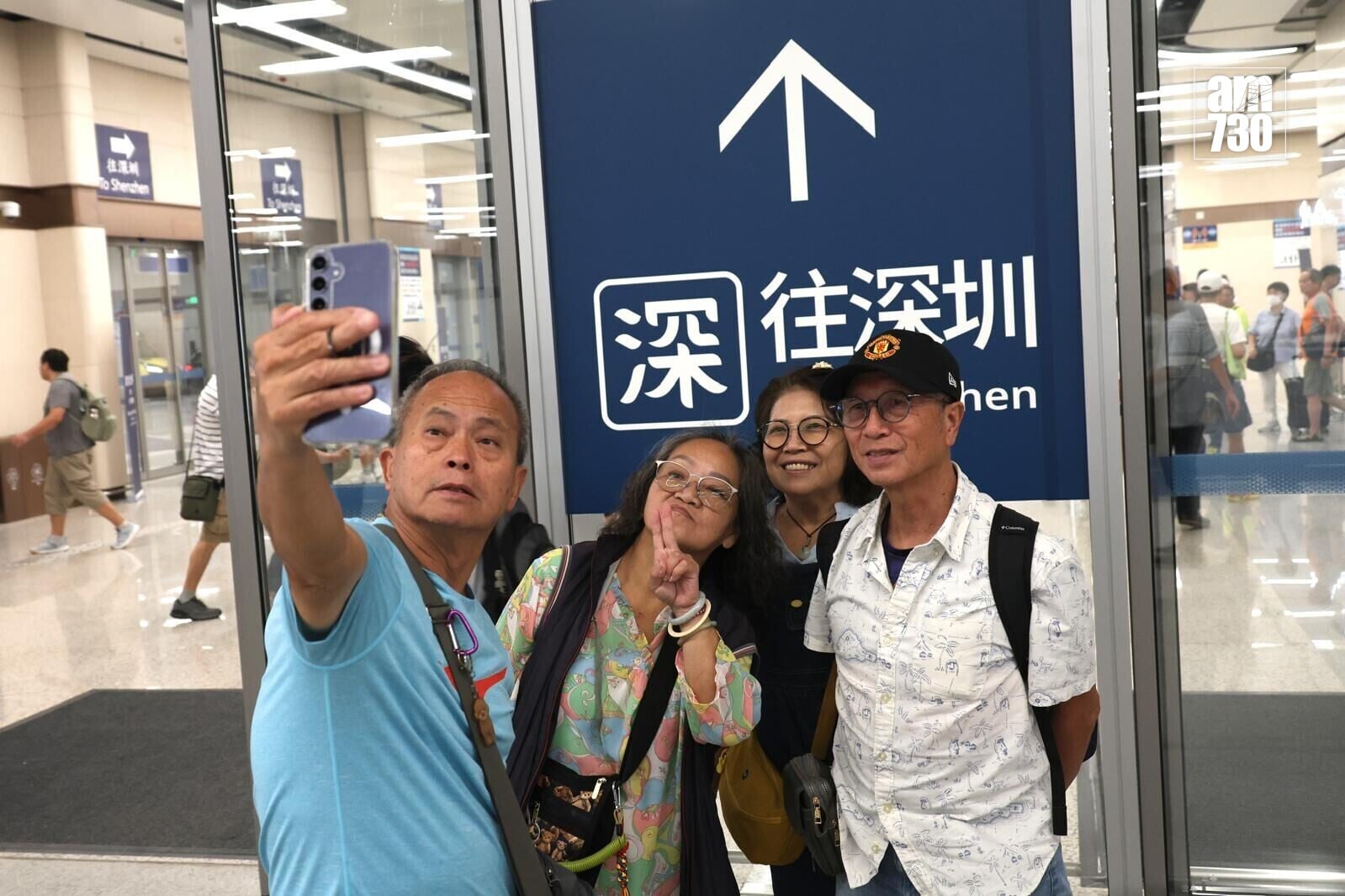 新皇崗口岸正式投入服務,不少市民特意到場「打卡」。(周令知攝)