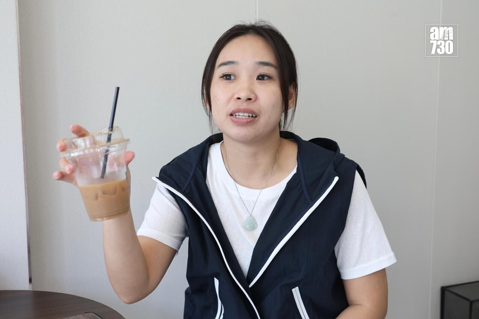 茶飲店老闆黃小姐透露店舖周邊設有美甲及餐飲等,具一定吸引力。(周令知攝)