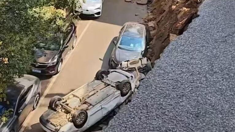 雲南省昆明市西山區一處道路大面積塌陷。（圖／翻攝澎湃新聞）