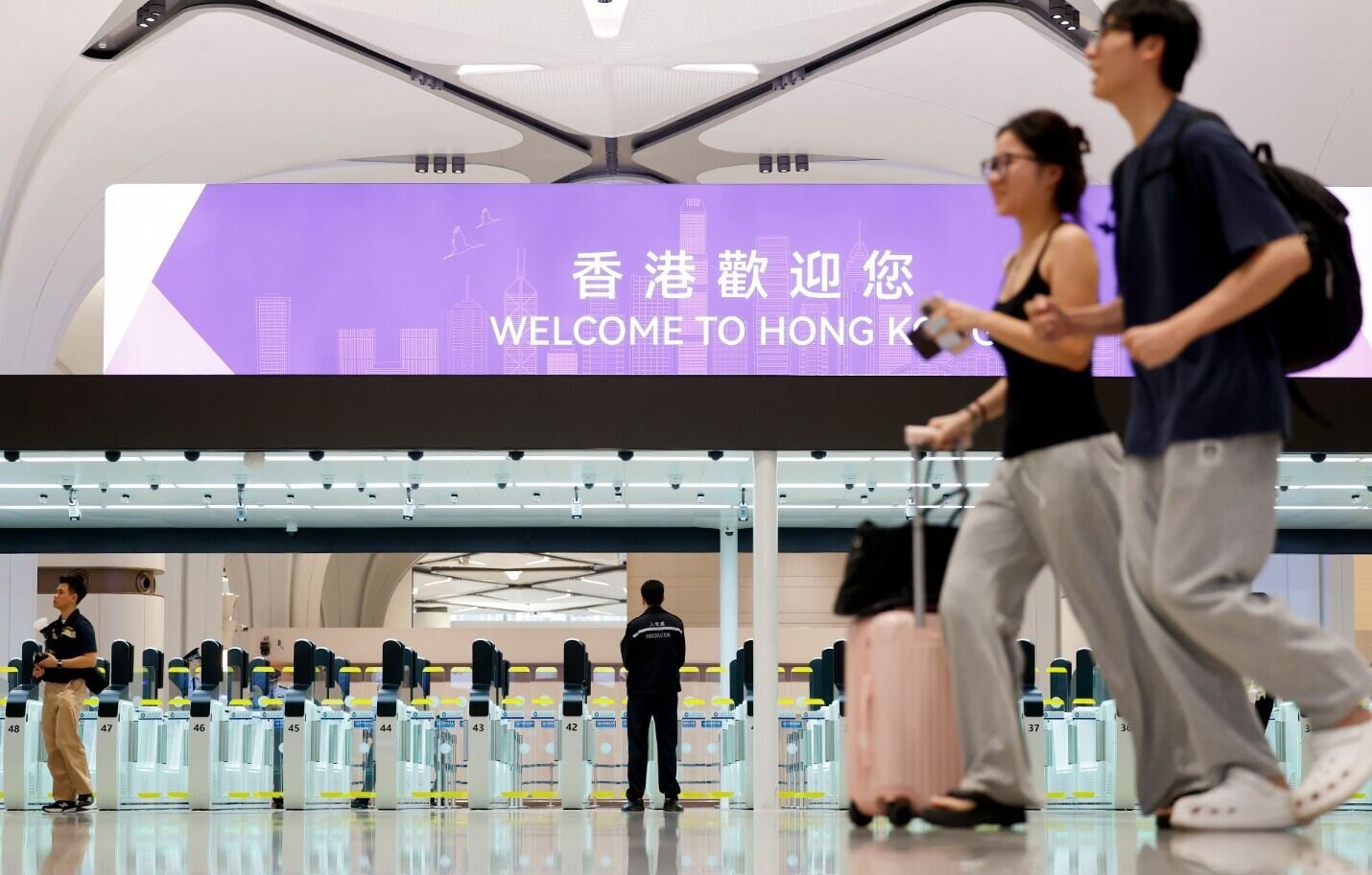 重建後的皇崗口岸早上正式開通,不少市民和旅客試用口岸過關新設施,通關過程原來的30分鐘縮短至5分鐘。(中通社)