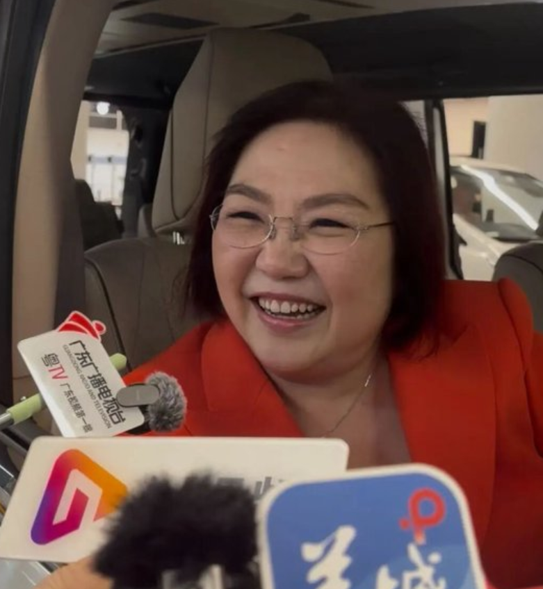 新皇崗口岸|內媒採訪了首位由深圳出境的「香港車主麥女士」,正是香港著名堪輿學家麥玲玲。(網上圖片)