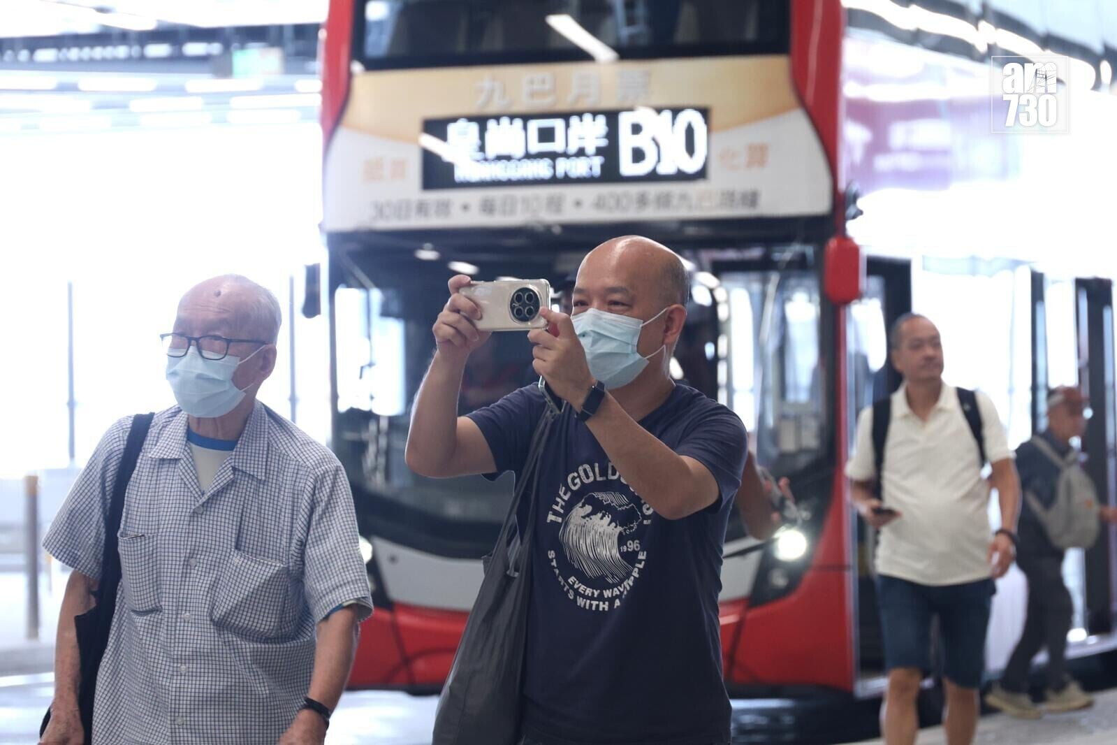 新皇崗口岸正式投入服務,不少市民特意到場「打卡」。(周令知攝)