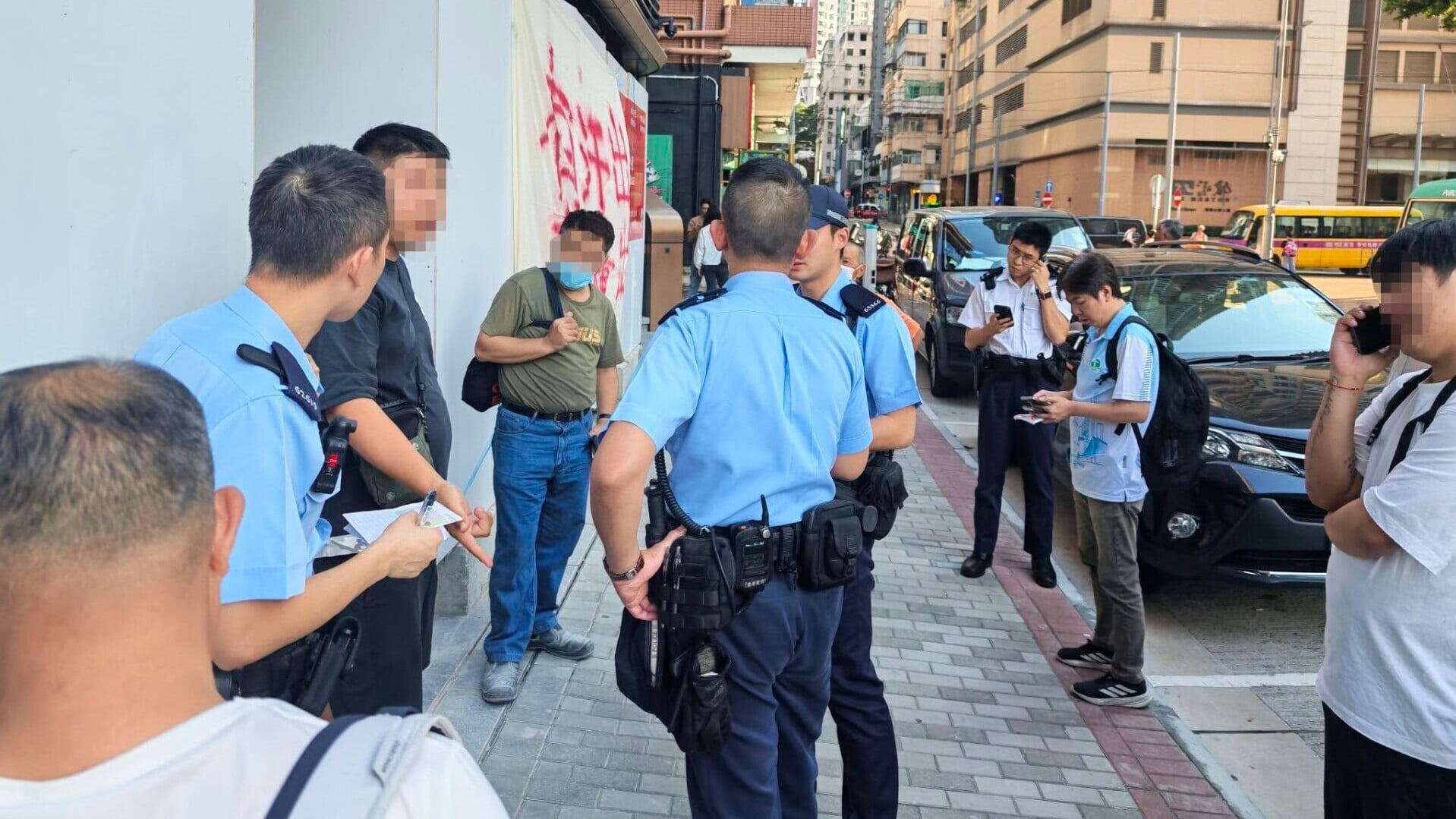 堅尼地城爹核士街住宅項目「海嵎」發生欠薪事件，約20名泥水工人拉起「有汗出冇糧出」橫額抗議被拖欠薪金(香港建造業總工會圖片)