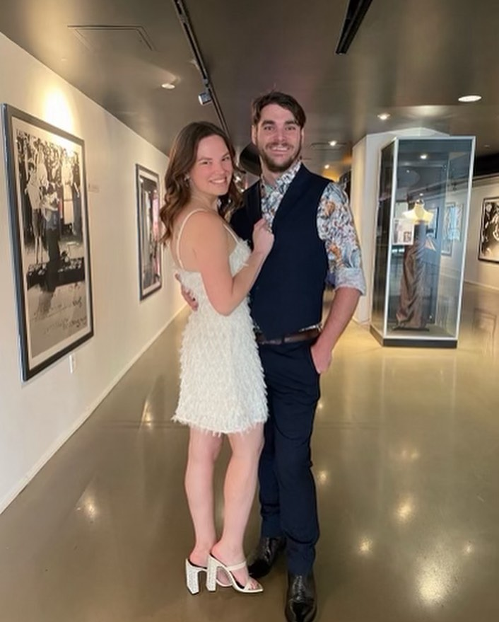 RJ Mitte去年10月向交往5年的女友Kennedy Suarez求婚