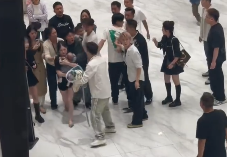 貴州六盤水一名吳姓男子,被指在同一間酒樓內,先後與兩名女子分別舉辦婚宴及嬰兒「百日宴」,現場曾爆發糾紛。(影片截圖)