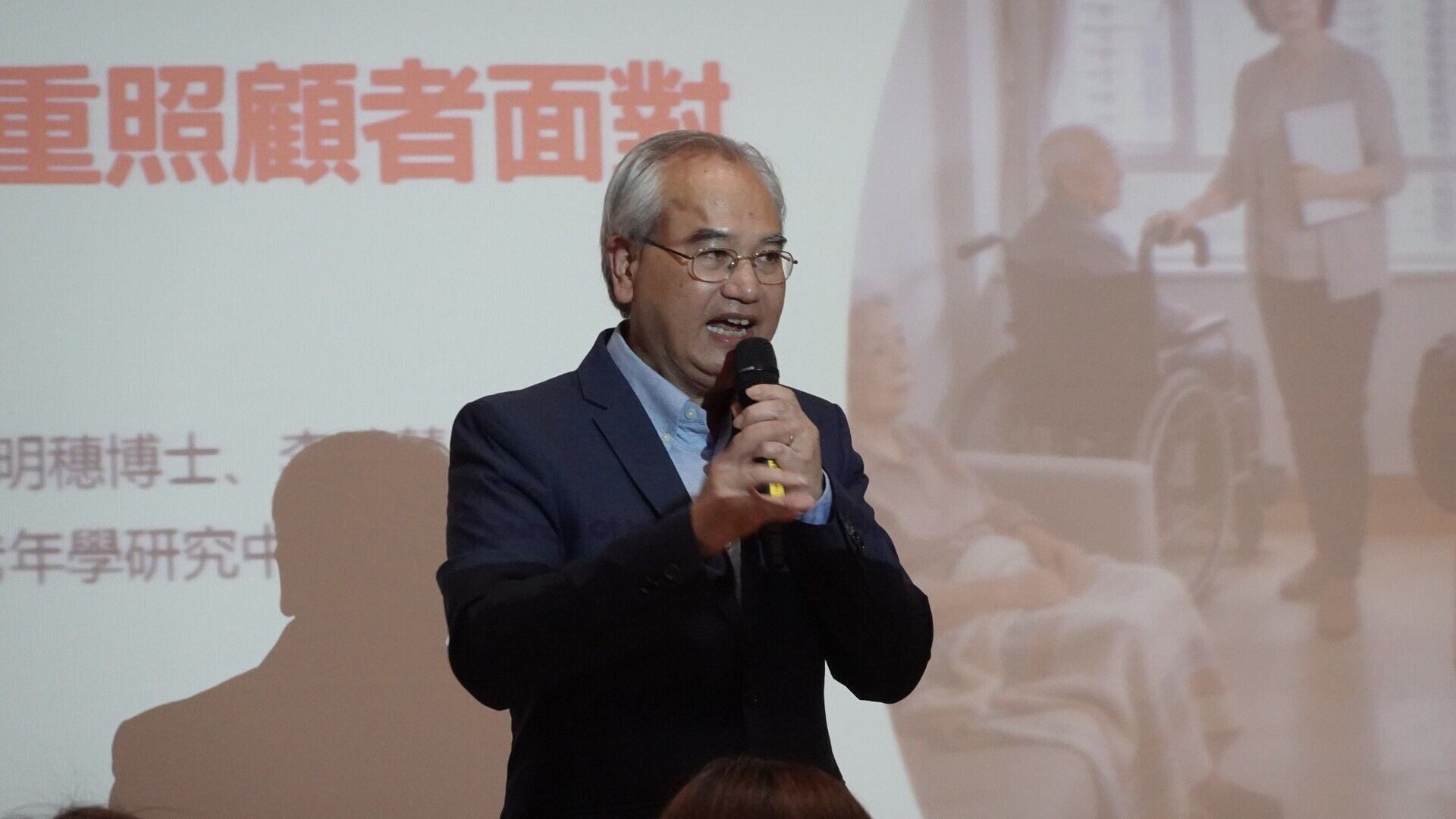 嶺南大學研究顯示近半在職「多重照顧者」不敢在職場公開照顧者身份，憂慮被視為「麻煩員工」。