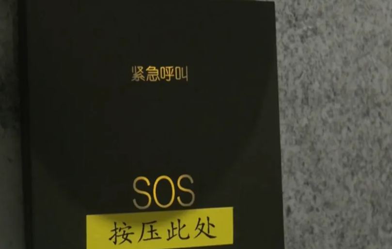 佛山市順德區嶺南花園酒店發生一家三口住客被困洗手間4小時事件。事主傅先生與妻子為15個月大兒子洗澡後,門鎖故障無法打開門,三人齊困於洗手間4小時,按求救鐘亦無反應,期間事主嘗試破窗撞門,導致手部及肋骨骨折。(廣東廣播電視台「DV現場」)