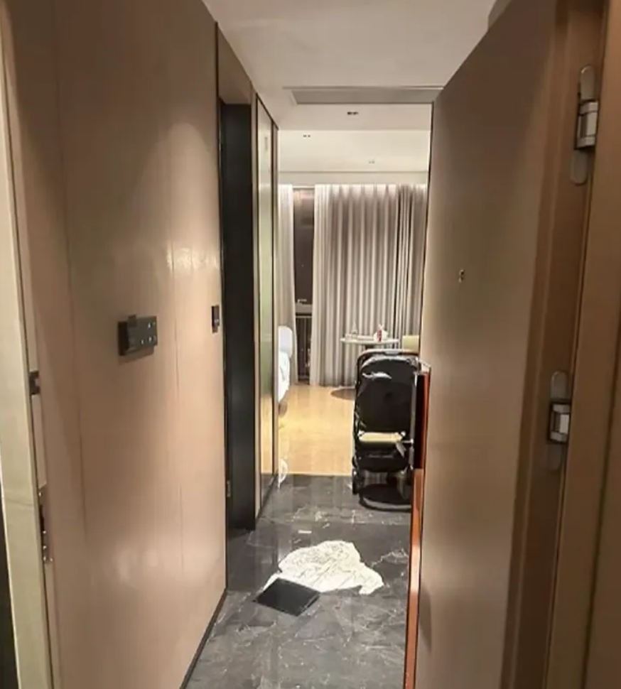 佛山市順德區嶺南花園酒店發生一家三口住客被困洗手間4小時事件。事主傅先生與妻子為15個月大兒子洗澡後,門鎖故障無法打開門,三人齊困於洗手間4小時,按求救鐘亦無反應,期間事主嘗試破窗撞門,導致手部及肋骨骨折。(廣東廣播電視台「DV現場」)