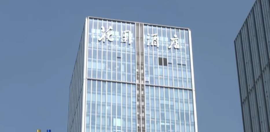 佛山市順德區嶺南花園酒店發生一家三口住客被困洗手間4小時事件。事主傅先生與妻子為15個月大兒子洗澡後,門鎖故障無法打開門,三人齊困於洗手間4小時,按求救鐘亦無反應,期間事主嘗試破窗撞門,導致手部及肋骨骨折。(廣東廣播電視台「DV現場」)