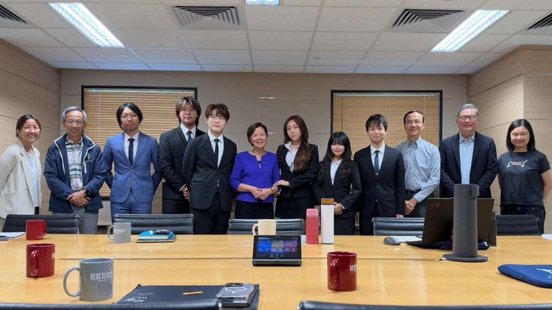 科技大學學生會會長呂綽嫣（右六）與校長葉玉如（右七）影大合照翹手。（科大學生會ig）