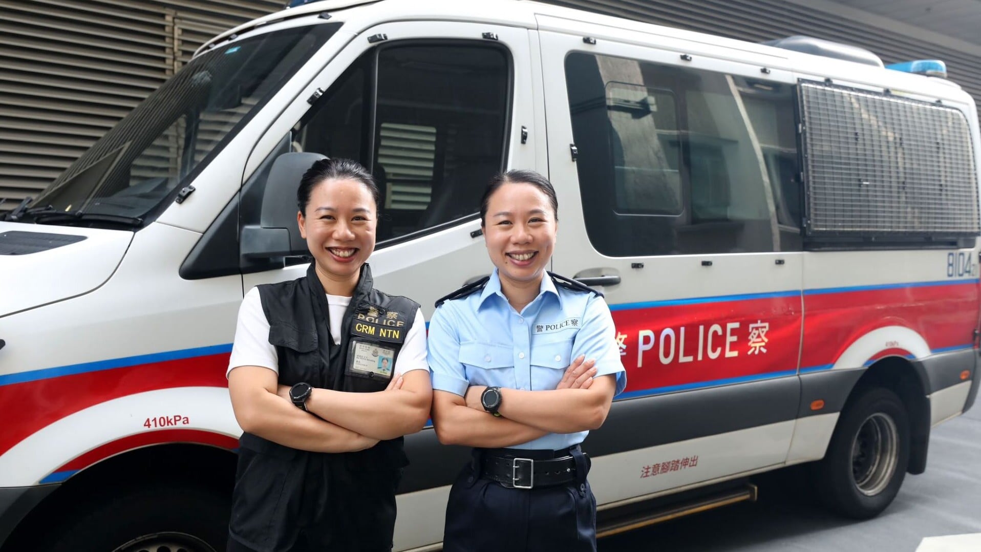 黃潔清（左）和黃潔瑩分別在刑事調查單位和軍裝部門工作。(《警聲》)