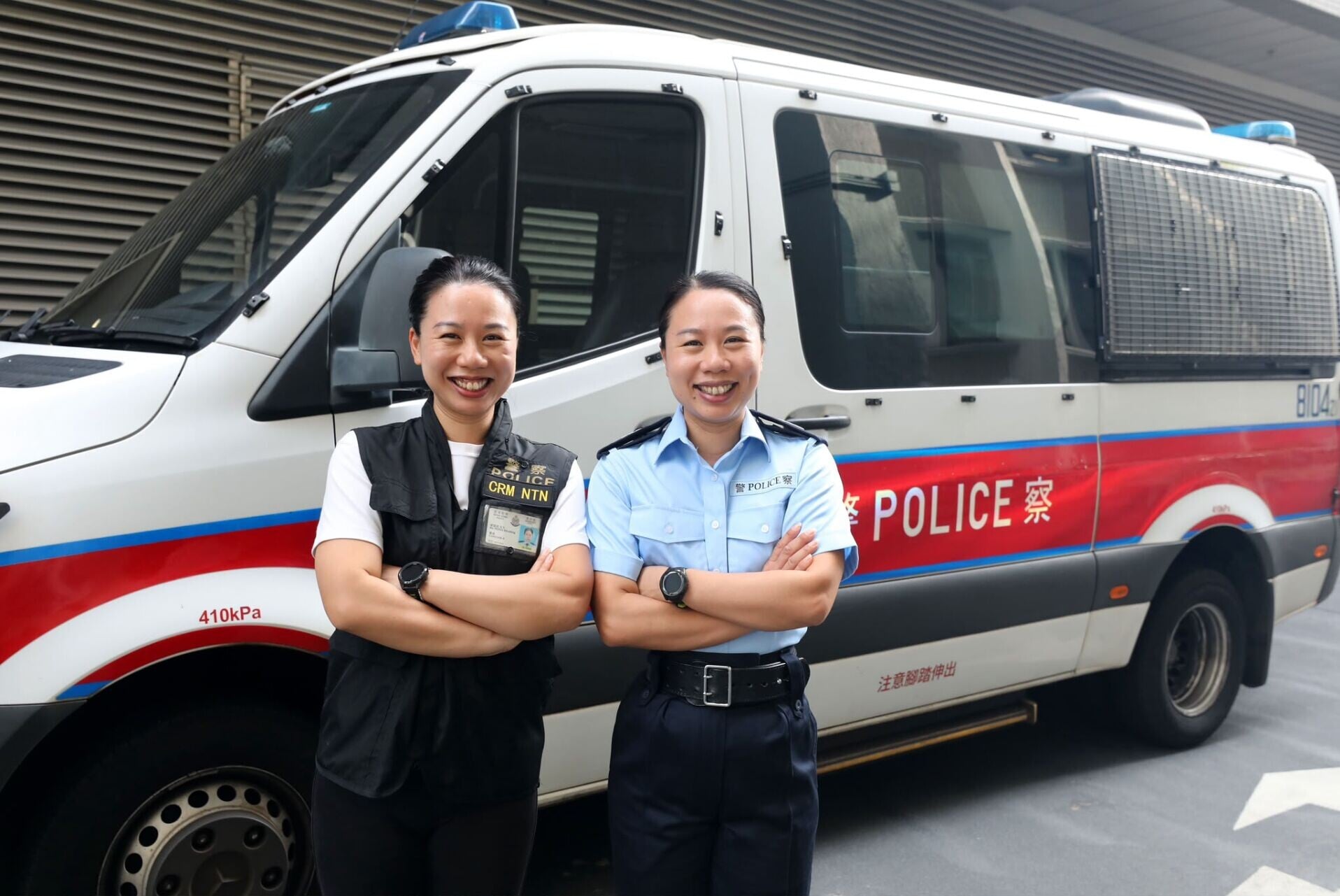 黃潔清(左)和黃潔瑩分別在刑事調查單位和軍裝部門工作。(《警聲》)