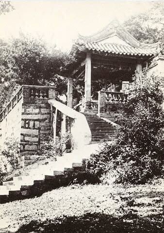 九龍城侯王古廟與九龍寨城之間昔日有一條石板興建的「廟道」相連。(網上圖片)