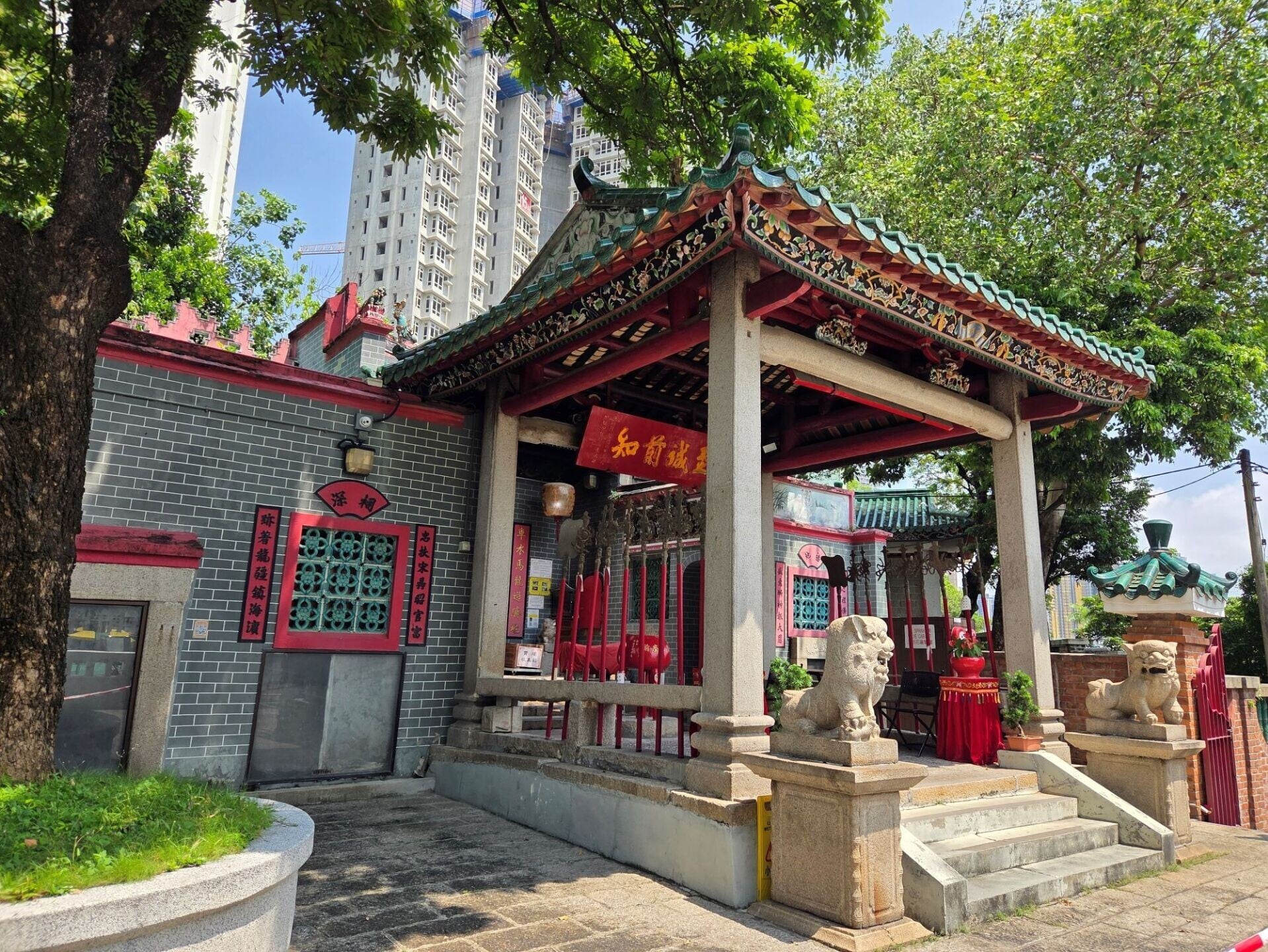 九龍城侯王古廟正殿前建有獨立的方亭,上高蓋有由花崗岩石柱和木樑架支撐的歇山頂。(圖片來源:當代中國攝)