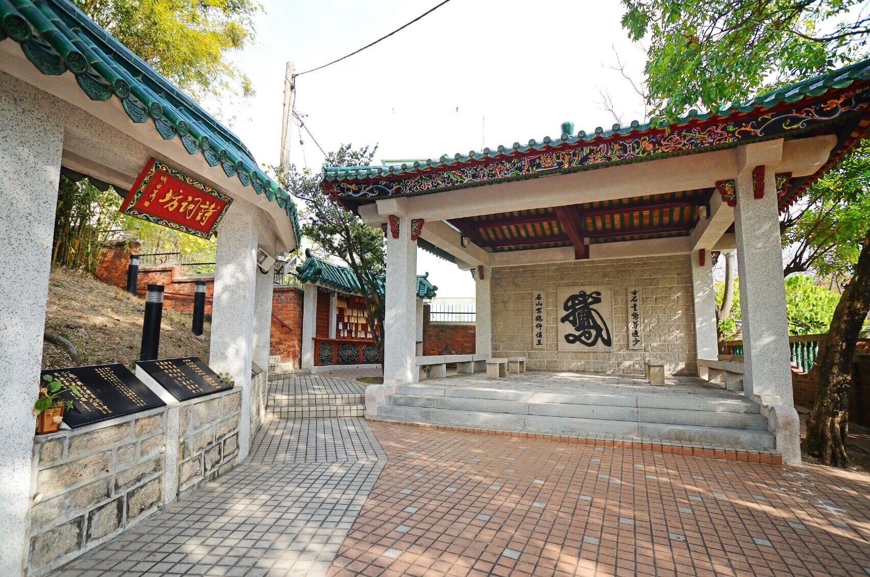 九龍城侯王古廟在2005年動用了400萬元作大規模翻新,圖左的詩詞坊正時那時加建。(圖片來源:華人廟宇委員會)