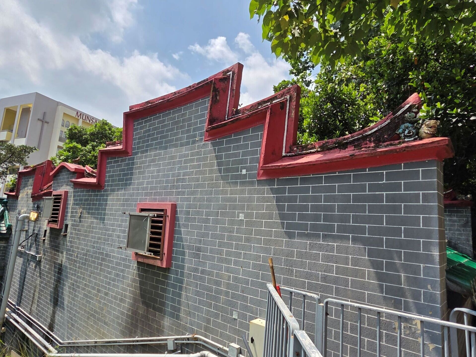 在九龍城侯王古廟後方的一筆「鶴」石刻位置,能近距離欣賞香港少見的「五嶽朝天式」山牆。(圖片來源:當代中國攝)