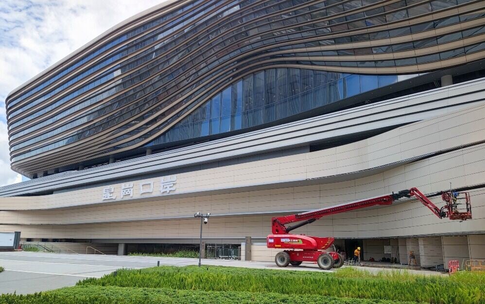 新皇崗口岸聯檢大樓憑藉創新的智慧建造技術,在2024年住建部智慧建造大賽中榮獲一類成果獎。(圖片來源:視覺中國)