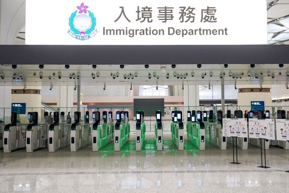 AR鷹眼系統的六顆全彩鏡頭無縫拼接,傳遞四公里範圍內的超高清實時全景畫面,即時監控施工進度與交通流線,傳遞交通指令可以由原本5分鐘縮短至30秒