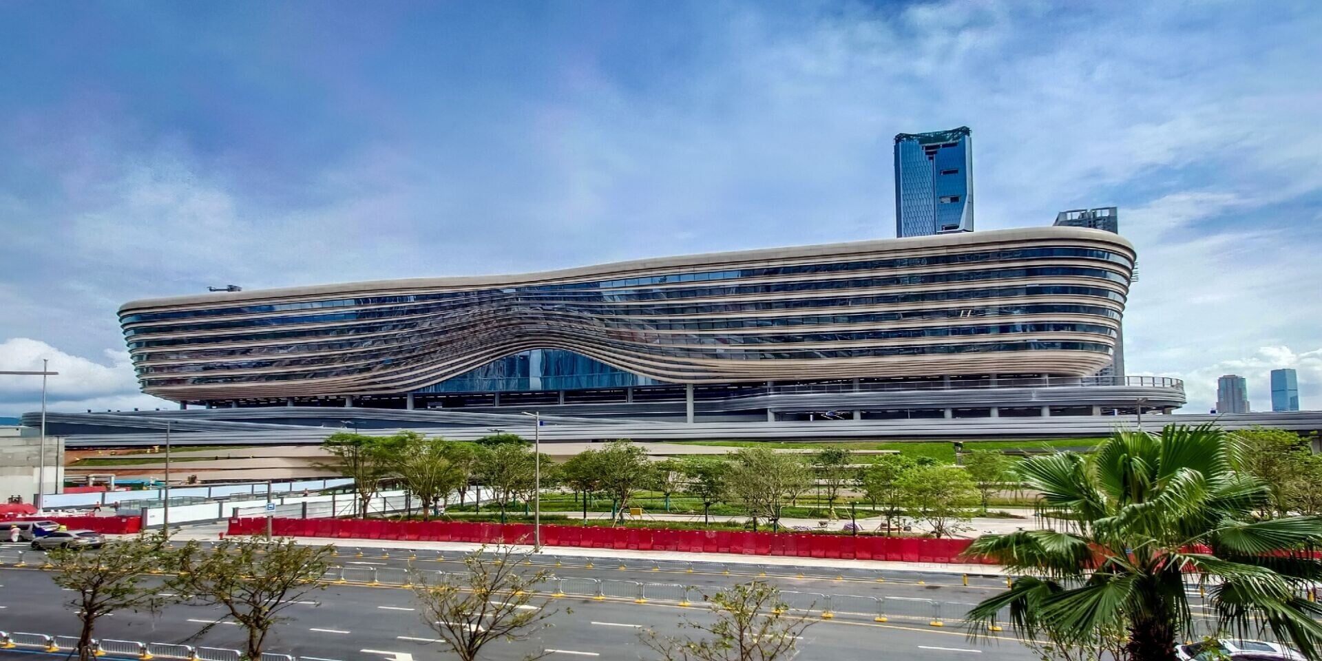 新皇崗口岸的聯檢大樓包含大量極為複雜的鋼結構,項目團隊就選用了八台柔性焊接機械人、兩台激光除鏽機械人,加上便攜式除鏽設備,處理2,000噸鋼構件的焊接和除鏽工程。