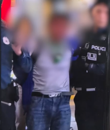 南韓仁川市連鎖大型超市Homeplus發生隨機持刀斬人事件,多人受傷,涉嫌行兇的男子年約60多歲,已經被捕。(網上圖片)