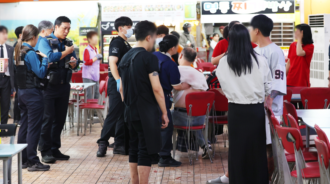 南韓仁川市連鎖大型超市Homeplus發生隨機持刀斬人事件,多人受傷,涉嫌行兇的男子年約60多歲,已經被捕。(網上圖片)