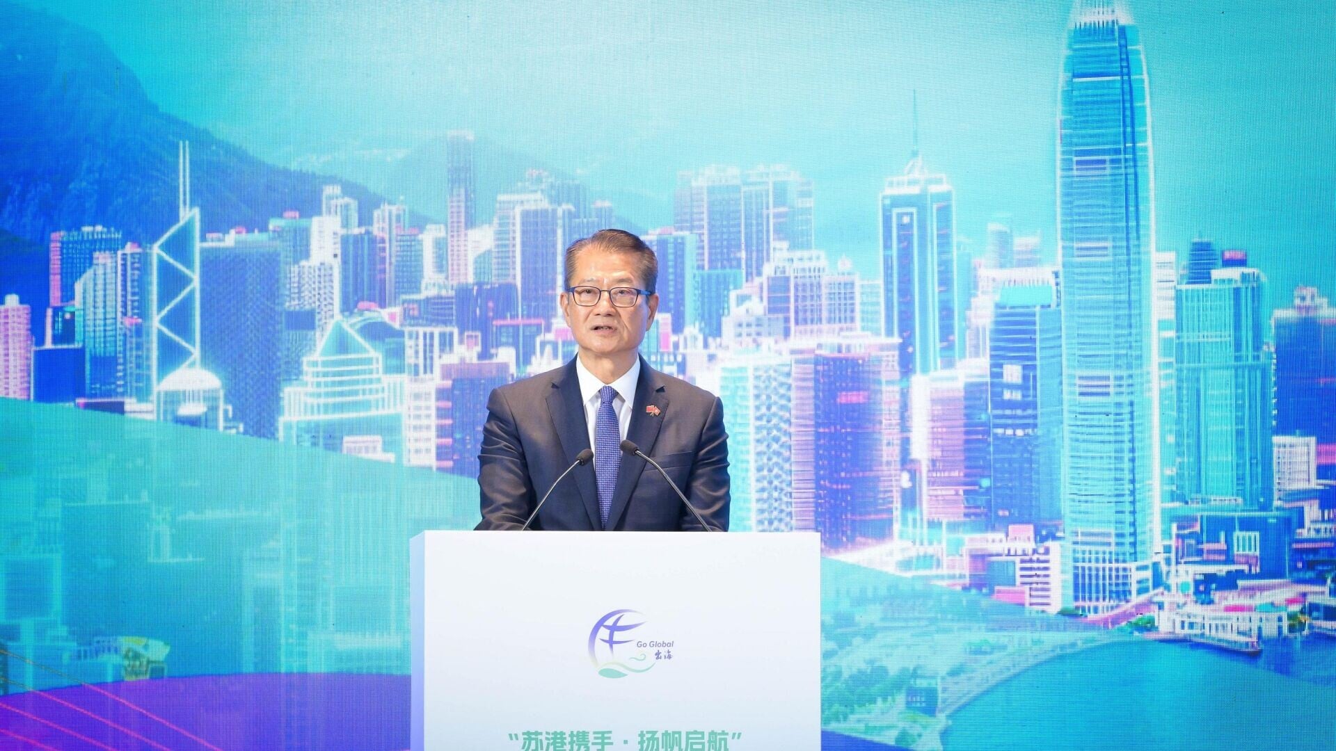 財政司司長陳茂波率領約30人的代表團繼續訪問南京的行程，在「蘇港攜手‧揚帆啓航」伴航內地企業走向全球推介大會上致辭。(政府新聞處)