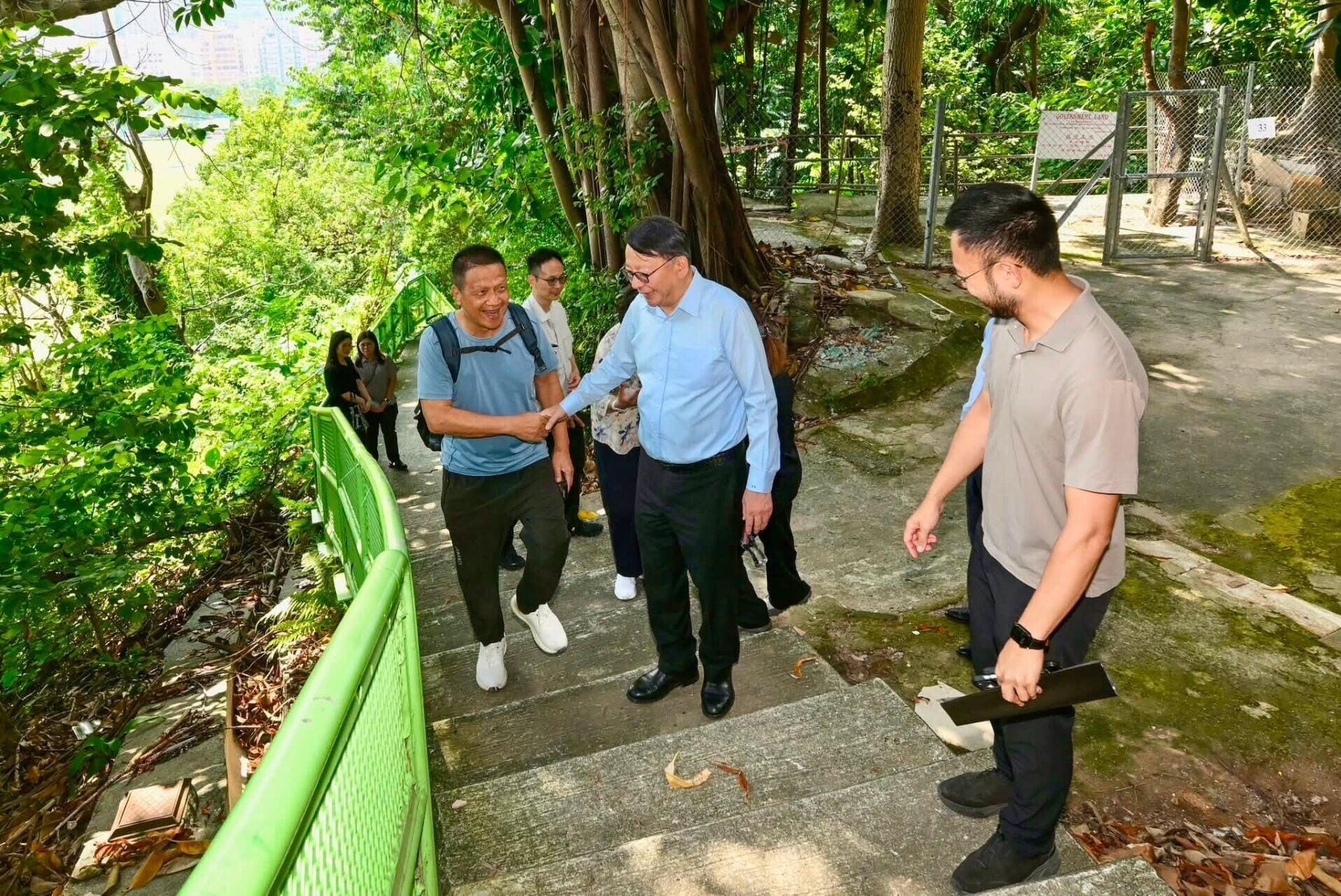 陳國基視察窩仔山優化工程,以破格思維回應市民所需。(Eric Chan 陳國基Facebook)
