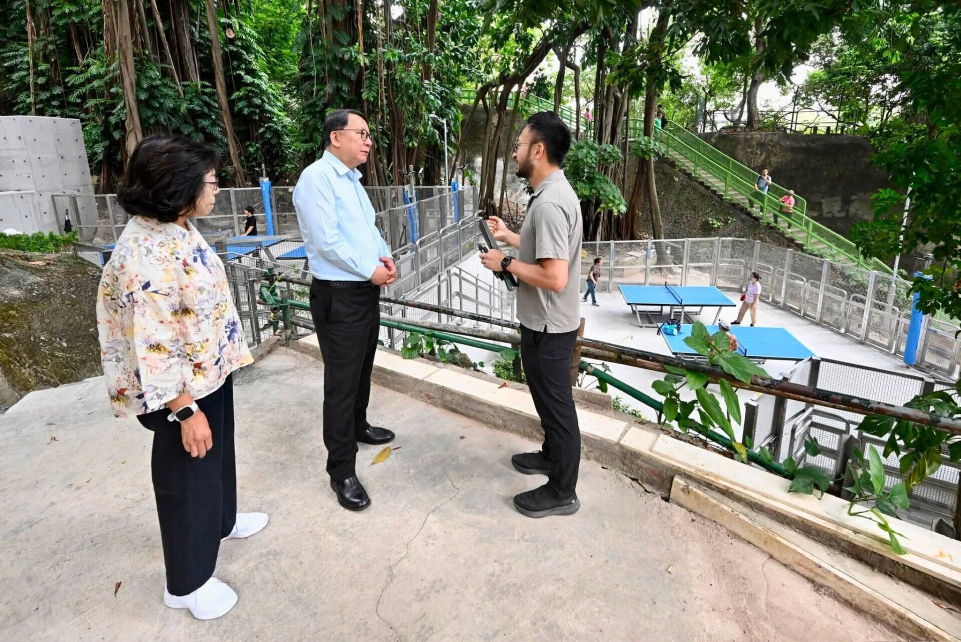 陳國基視察窩仔山優化工程,以破格思維回應市民所需。(Eric Chan 陳國基Facebook)
