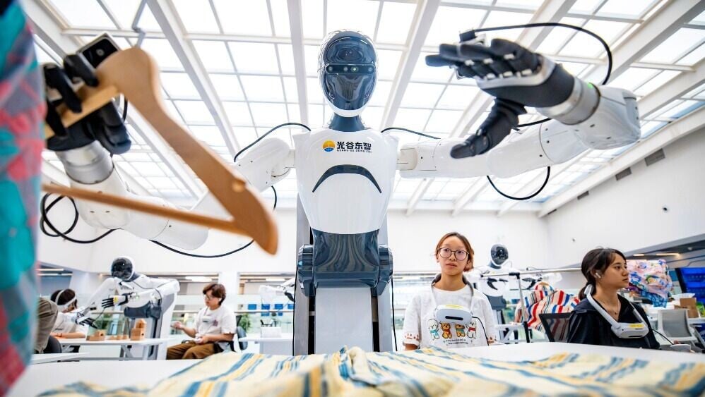 湖北人形機器人創新中心的其中一個使命是為業界培育人才。創新中心與多間高校合作,為學生提供實習機會,亦會把最新的真實案例寫成教材供學校使用,讓教學內容與產業演進與時並進。(圖片來源:視覺中國)
