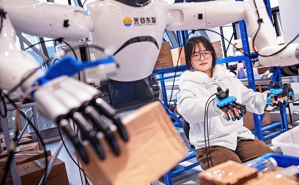 AI機械人科創催生了新的就業職位──人形機械人訓練員。這些來自職業院校的年輕人會透過動態捕捉技術器材,把人類的操作動作轉化為數據,輸入到機械人的系統,讓它們模仿學習,不斷優化,提升精准程度。(圖片來源:視覺中國)