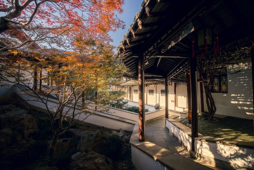瞻園素以假山著稱,全園面積僅8畝,假山就佔了3.7畝。迴廊也頗具特色,串連南北,蜿蜒曲折。(圖片來源:視覺中國)