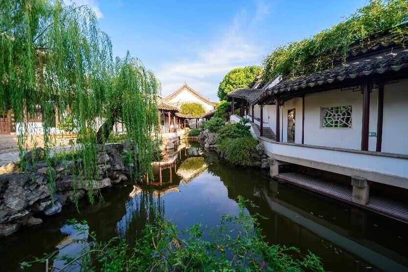 整座瞻園充滿濃厚的江南山水特色,全園布局簡潔開朗,主廳靜妙堂居中,三面山水環抱,東面曲廊庭院,四向皆景,尤以疊山理水見勝。(圖片來源:視覺中國)