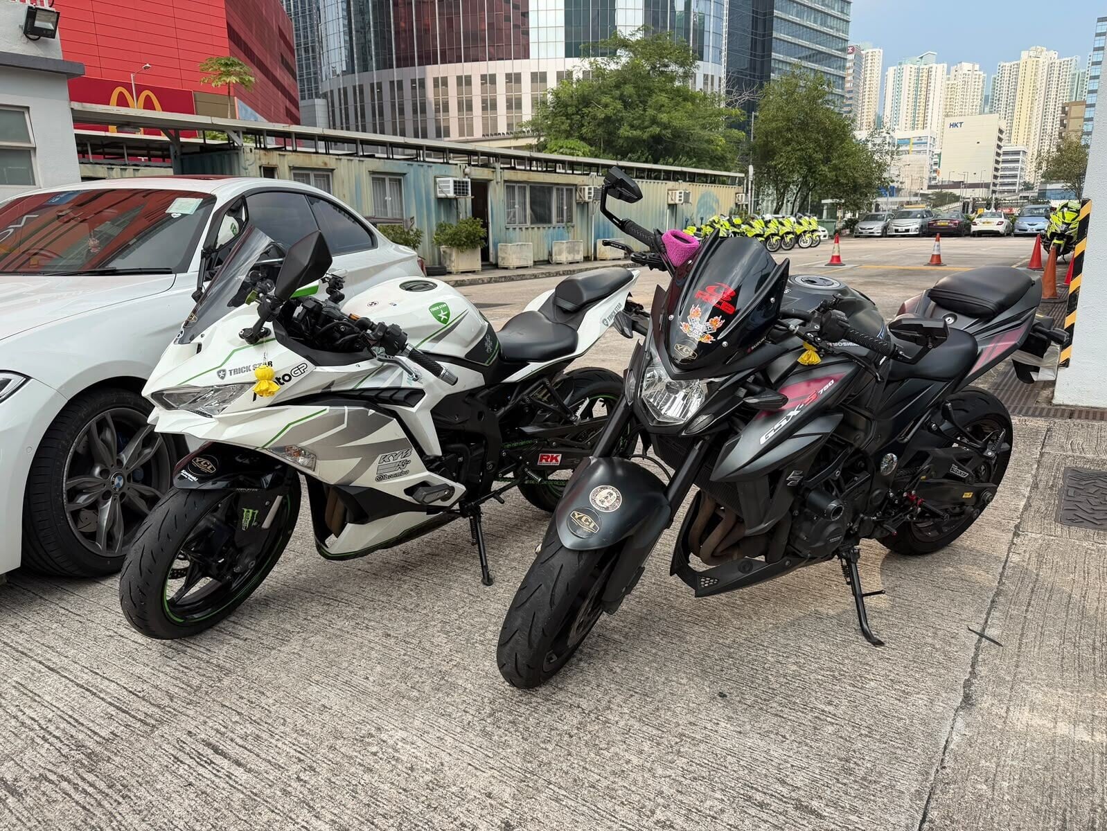 清水灣狂飆時速達120公里,警無人機「非追截式」執法拘4人扣7車。
