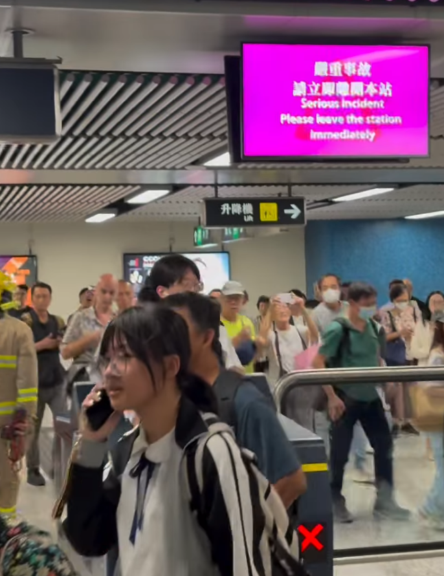 港鐵表示由於觀塘綫藍田站路軌旁發生火警,觀塘綫服務需要作出調整,觀塘站來往黃埔站4分鐘一班車,觀塘站來往調景嶺站暫停服務。(Threads)