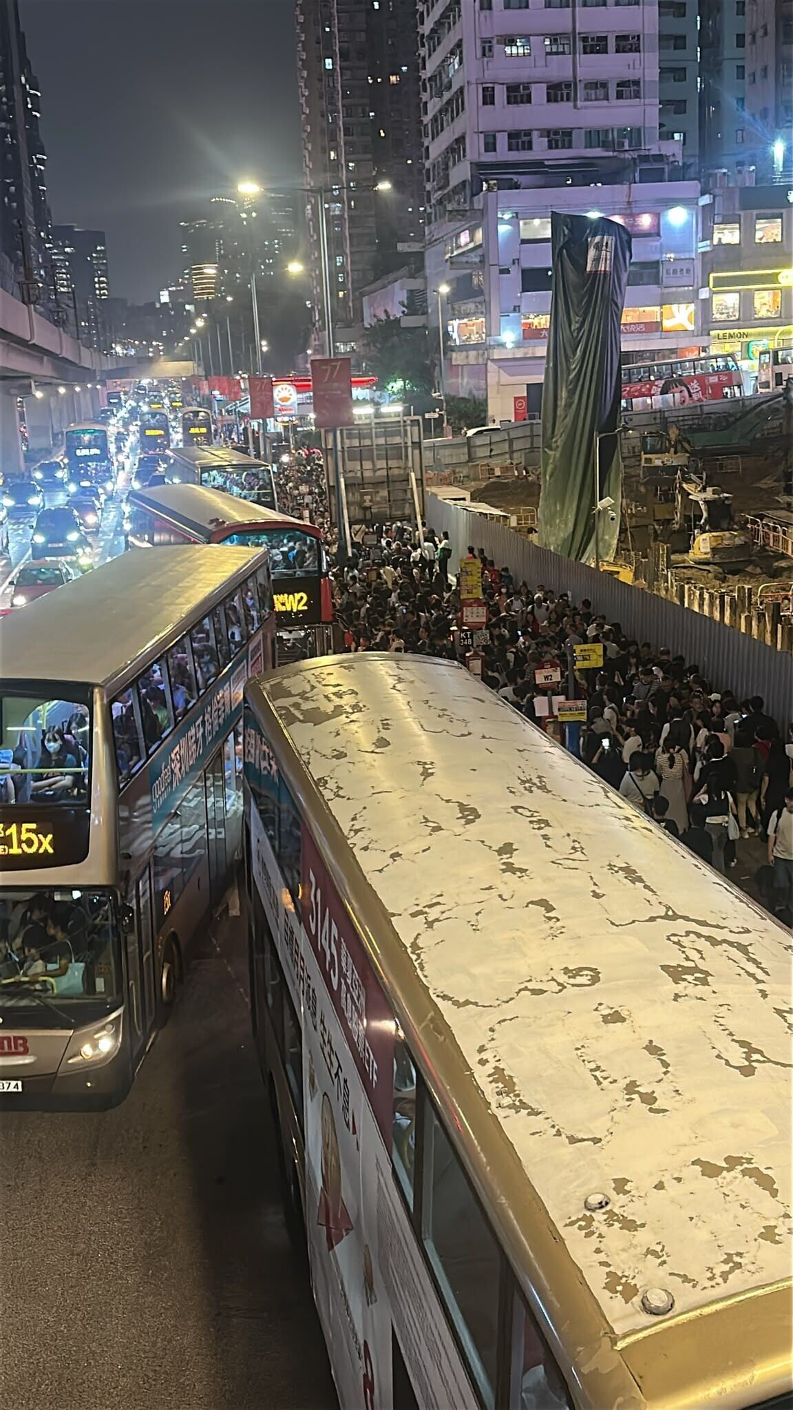 港鐵表示由於觀塘綫藍田站路軌旁發生火警,觀塘綫服務需要作出調整,觀塘站來往黃埔站4分鐘一班車,觀塘站來往調景嶺站暫停服務。(讀者提供)