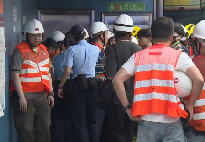 港鐵表示由於觀塘綫藍田站路軌旁發生火警,觀塘綫服務需要作出調整,觀塘站來往黃埔站4分鐘一班車,觀塘站來往調景嶺站暫停服務。(HOYTV畫面)