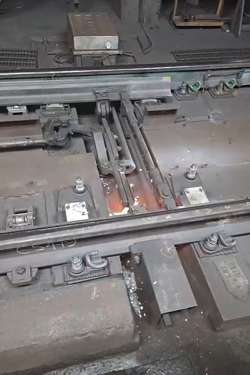 藍田站路軌旁道岔有絕緣膠短路起火。(港鐵提供)