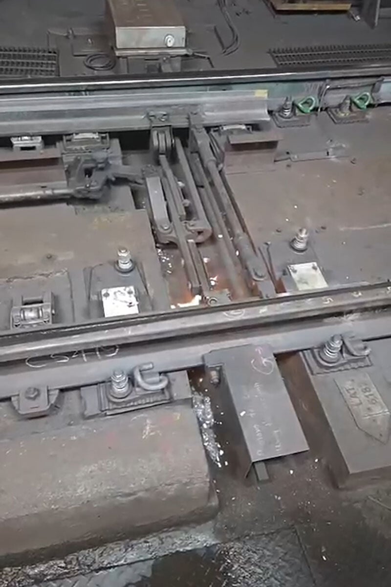 藍田站路軌旁道岔有絕緣膠短路起火。(港鐵提供)