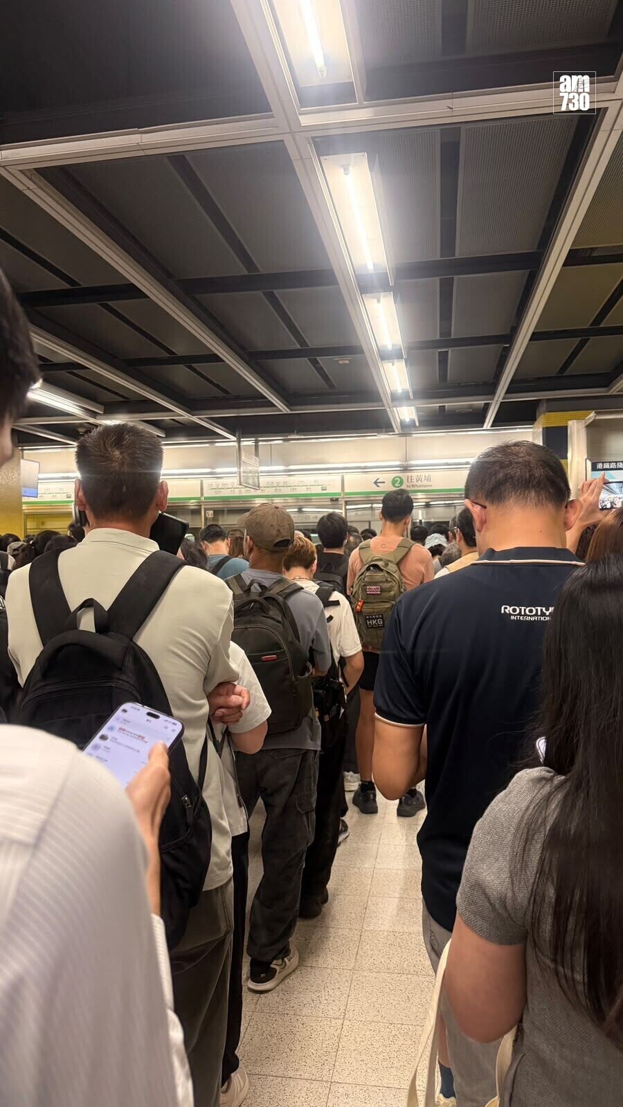 港鐵表示由於觀塘綫藍田站路軌旁發生火警,觀塘綫服務需要作出調整,觀塘站來往黃埔站4分鐘一班車,觀塘站來往調景嶺站暫停服務。(讀者提供)