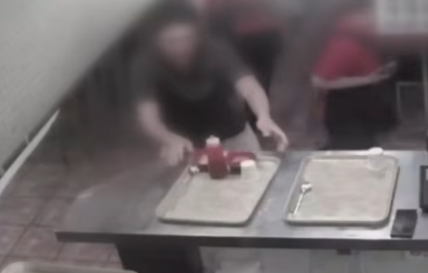 南韓仁川商場男子亂刺人 美食廣場顧客拿椅子托盤抵檔 阻往戲院開殺戒(有片)