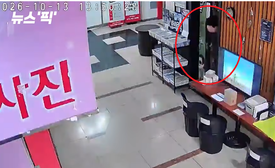 南韓仁川商場男子亂刺人 美食廣場顧客拿椅子托盤抵檔 阻往戲院開殺戒(有片)