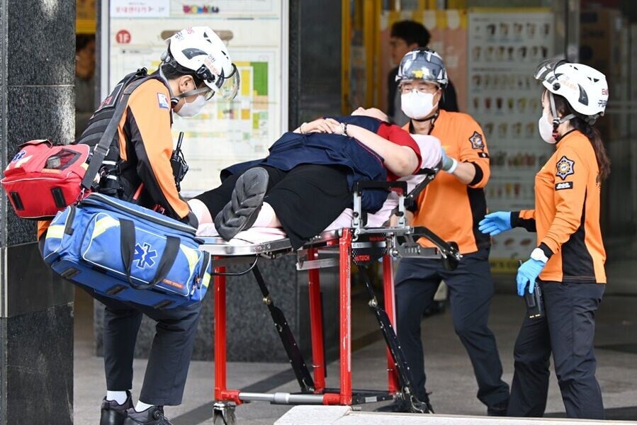 南韓仁川商場男子亂刺人 美食廣場顧客拿椅子托盤抵檔 阻往戲院開殺戒(有片)